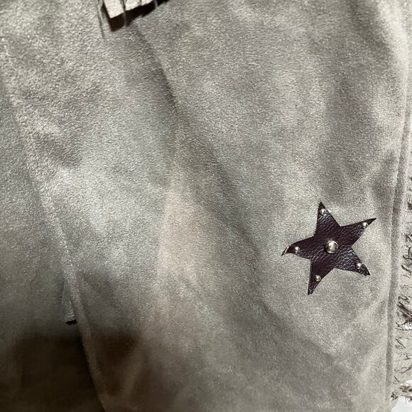 Child’s Gray Cowboy Costume with Vest, Chaps, and Holsters Size Med 7 - 10 Years - Picture 9 of 13